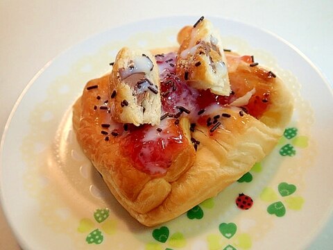 苺ジャムとパイの実とスプレーチョコのアップルデニ